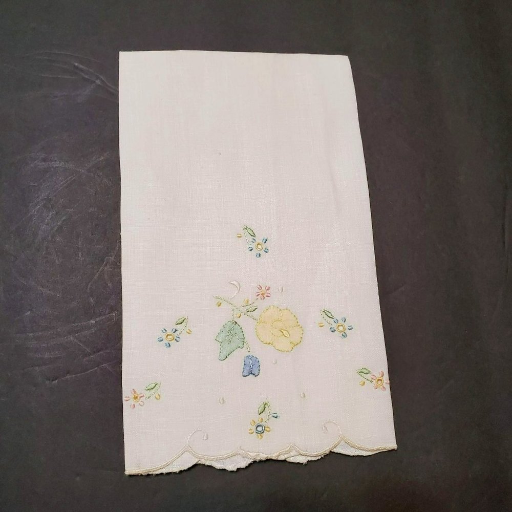 Vintage Embroidered Guest Towel, Fingertip, Embroidery, Applique ,Floral, Linens